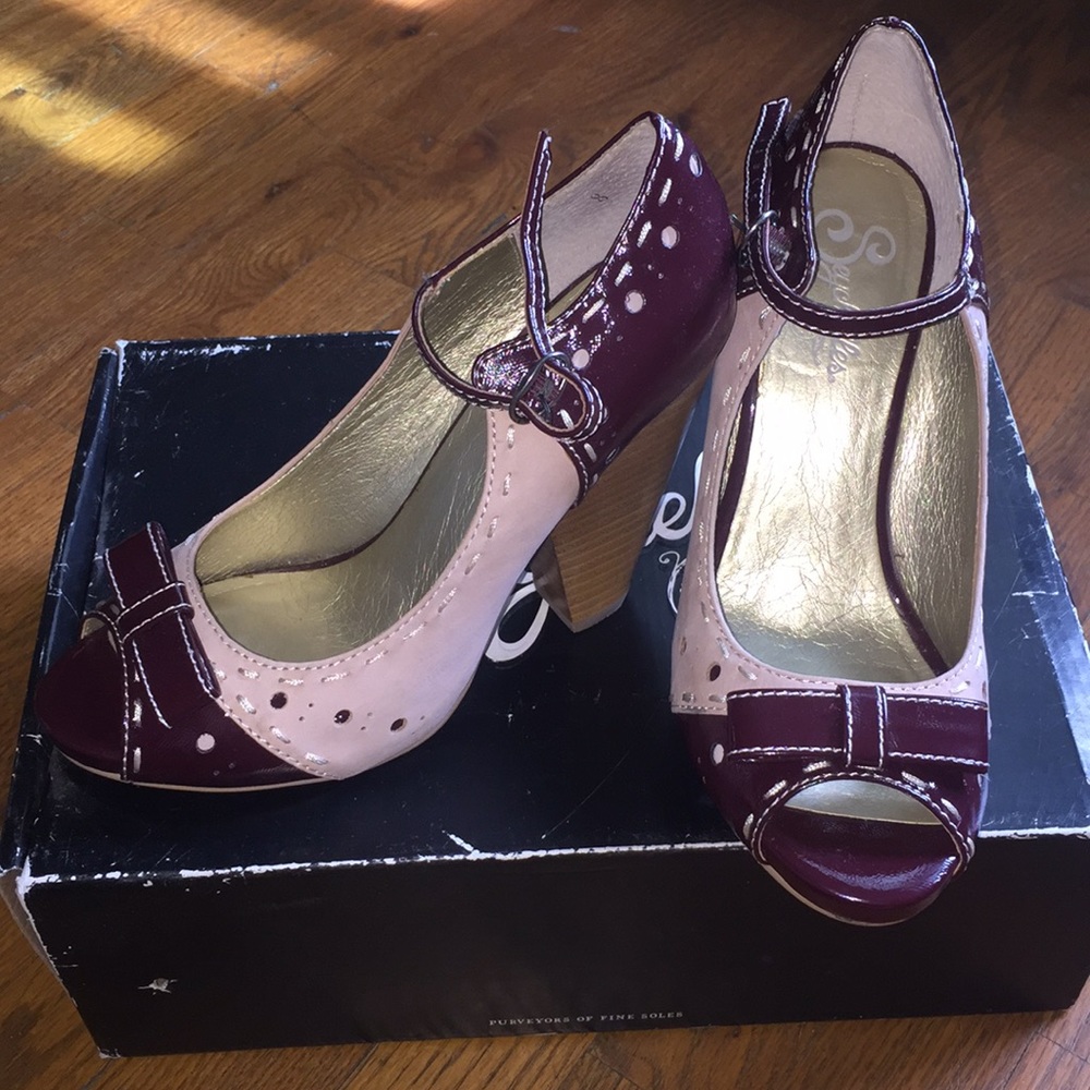 Seychelles Pin-up girl Peep toe pump